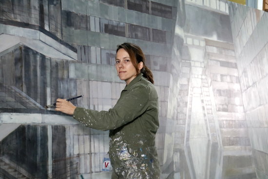 Catalan artist Bea Sarriàs paints NATO mural at body's HQ on March 14 2019 (by Blanca Blay)